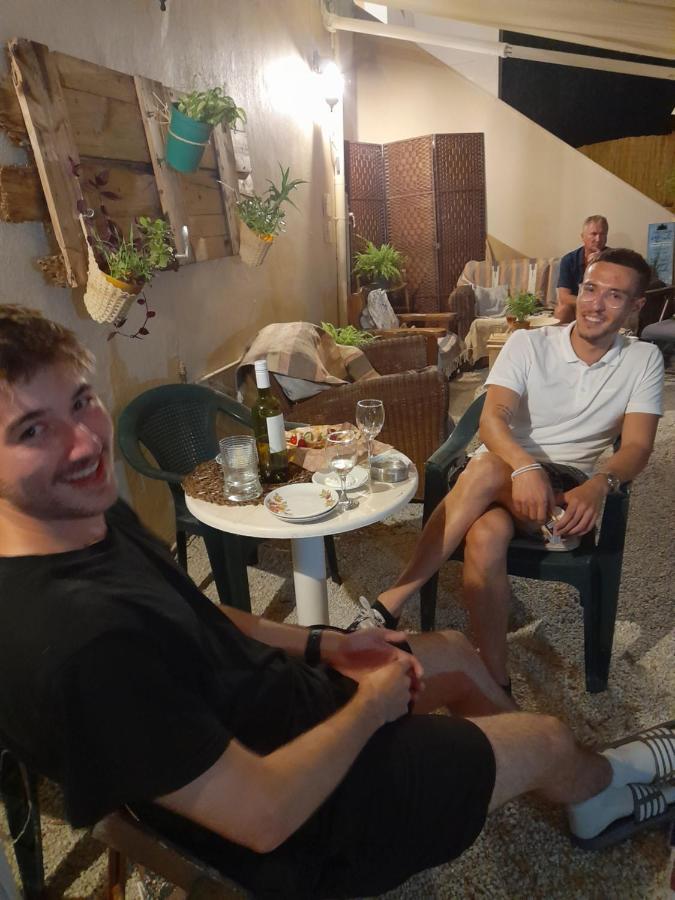 Tune Inn Activity Guesthouse- Over 24'S Ypsos Eksteriør bilde