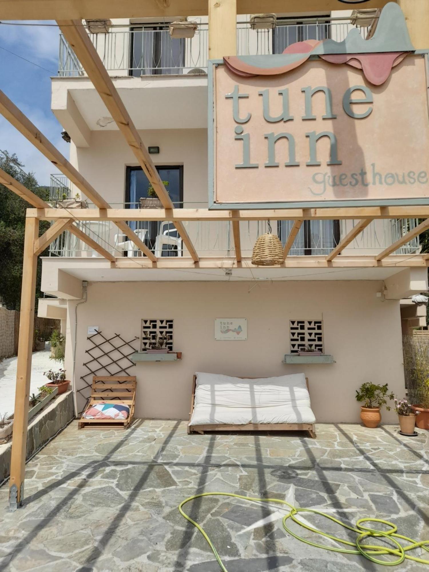 Tune Inn Activity Guesthouse- Over 24'S Ypsos Eksteriør bilde